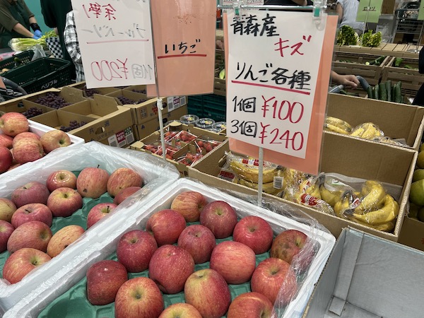 べジブル小牧店で1個100円のりんご